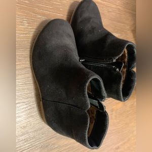 Toddler girls booties - Size 9 - Smoke free home - Pet free home - Cat & Jack